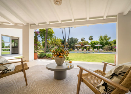VILLA EXCEPCIONAL DE UNA SOLA PLANTA EN LA CERQUILLA CON JARDINES BOTÁNICOS Y TOTAL PRIVACIDAD