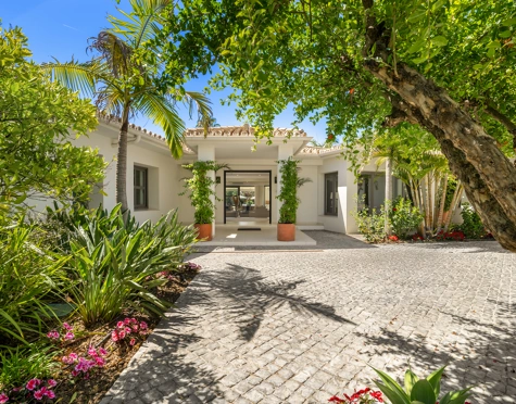 Villa en venta en La Cerquilla, Nueva Andalucia
