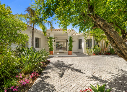 VILLA EXCEPCIONAL DE UNA SOLA PLANTA EN LA CERQUILLA CON JARDINES BOTÁNICOS Y TOTAL PRIVACIDAD