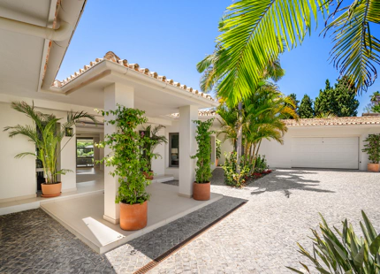 VILLA EXCEPCIONAL DE UNA SOLA PLANTA EN LA CERQUILLA CON JARDINES BOTÁNICOS Y TOTAL PRIVACIDAD