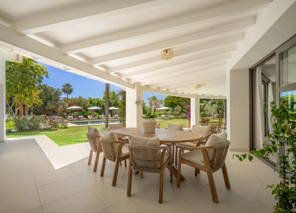 VILLA EXCEPCIONAL DE UNA SOLA PLANTA EN LA CERQUILLA CON JARDINES BOTÁNICOS Y TOTAL PRIVACIDAD
