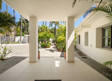VILLA EXCEPCIONAL DE UNA SOLA PLANTA EN LA CERQUILLA CON JARDINES BOTÁNICOS Y TOTAL PRIVACIDAD