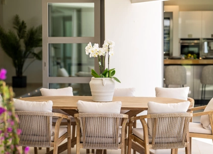VILLA EXCEPCIONAL DE UNA SOLA PLANTA EN LA CERQUILLA CON JARDINES BOTÁNICOS Y TOTAL PRIVACIDAD