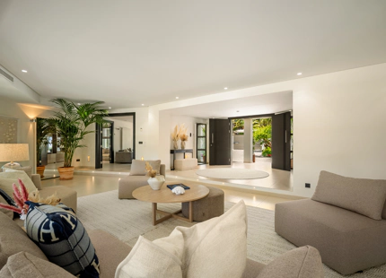 VILLA EXCEPCIONAL DE UNA SOLA PLANTA EN LA CERQUILLA CON JARDINES BOTÁNICOS Y TOTAL PRIVACIDAD