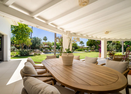 VILLA EXCEPCIONAL DE UNA SOLA PLANTA EN LA CERQUILLA CON JARDINES BOTÁNICOS Y TOTAL PRIVACIDAD