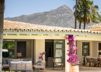 VILLA EXCEPCIONAL DE UNA SOLA PLANTA EN LA CERQUILLA CON JARDINES BOTÁNICOS Y TOTAL PRIVACIDAD