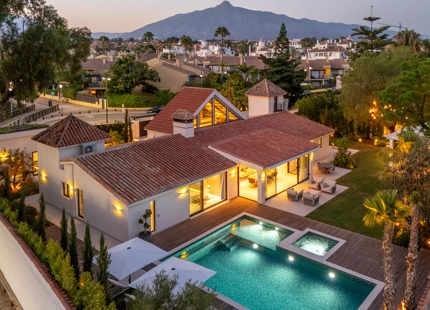 VILLA CONTEMPORÁNEA DE UNA SOLA PLANTA CON PRIVACIDAD Y ESTILO CERCA DE PUERTO BANÚS