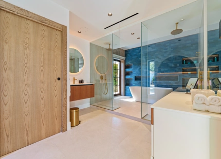 VILLA CONTEMPORÁNEA DE UNA SOLA PLANTA CON PRIVACIDAD Y ESTILO CERCA DE PUERTO BANÚS