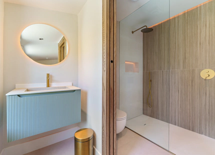 VILLA CONTEMPORÁNEA DE UNA SOLA PLANTA CON PRIVACIDAD Y ESTILO CERCA DE PUERTO BANÚS