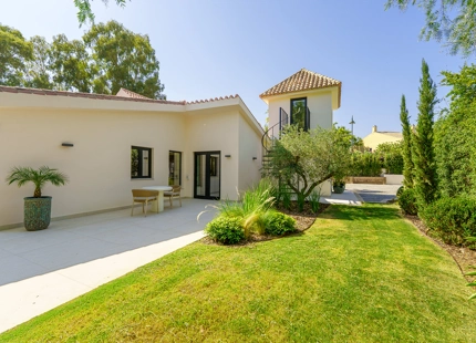VILLA CONTEMPORÁNEA DE UNA SOLA PLANTA CON PRIVACIDAD Y ESTILO CERCA DE PUERTO BANÚS