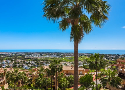SPECTACULAR ONE-LEVEL PENTHOUSE WITH PANORAMIC SEA VIEWS IN BENAHAVÍS