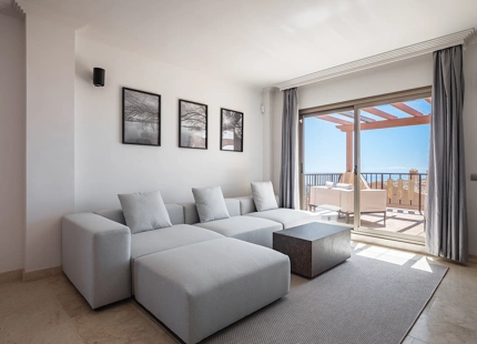 SPECTACULAR ONE-LEVEL PENTHOUSE WITH PANORAMIC SEA VIEWS IN BENAHAVÍS