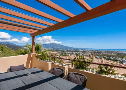 SPECTACULAR ONE-LEVEL PENTHOUSE WITH PANORAMIC SEA VIEWS IN BENAHAVÍS