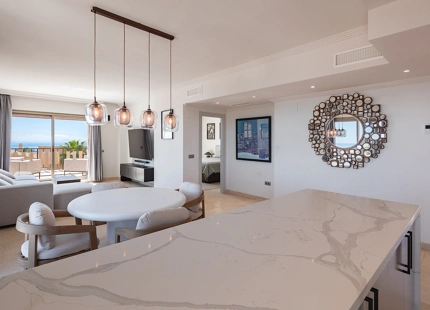 SPECTACULAR ONE-LEVEL PENTHOUSE WITH PANORAMIC SEA VIEWS IN BENAHAVÍS