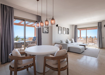 SPECTACULAR ONE-LEVEL PENTHOUSE WITH PANORAMIC SEA VIEWS IN BENAHAVÍS