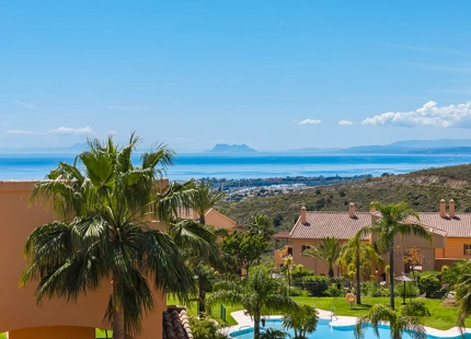 SPECTACULAR ONE-LEVEL PENTHOUSE WITH PANORAMIC SEA VIEWS IN BENAHAVÍS