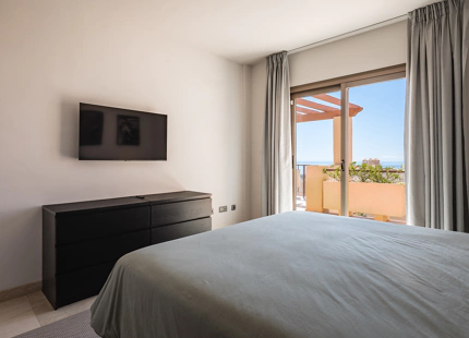 SPECTACULAR ONE-LEVEL PENTHOUSE WITH PANORAMIC SEA VIEWS IN BENAHAVÍS
