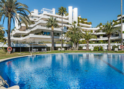 APARTAMENTO RENOVADO CON VISTAS PANORÁMICAS AL MAR EN LA MILLA DE ORO DE MARBELLA