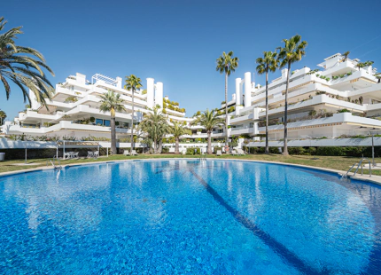 APARTAMENTO RENOVADO CON VISTAS PANORÁMICAS AL MAR EN LA MILLA DE ORO DE MARBELLA