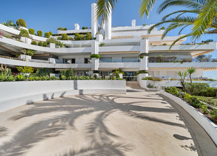 APARTAMENTO RENOVADO CON VISTAS PANORÁMICAS AL MAR EN LA MILLA DE ORO DE MARBELLA