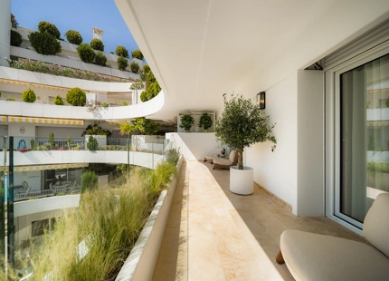 APARTAMENTO RENOVADO CON VISTAS PANORÁMICAS AL MAR EN LA MILLA DE ORO DE MARBELLA