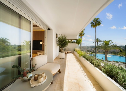 APARTAMENTO RENOVADO CON VISTAS PANORÁMICAS AL MAR EN LA MILLA DE ORO DE MARBELLA