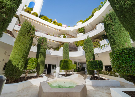 APARTAMENTO RENOVADO CON VISTAS PANORÁMICAS AL MAR EN LA MILLA DE ORO DE MARBELLA