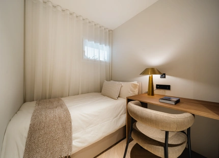 APARTAMENTO RENOVADO CON VISTAS PANORÁMICAS AL MAR EN LA MILLA DE ORO DE MARBELLA