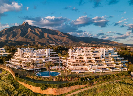 APARTAMENTO RENOVADO CON VISTAS PANORÁMICAS AL MAR EN LA MILLA DE ORO DE MARBELLA