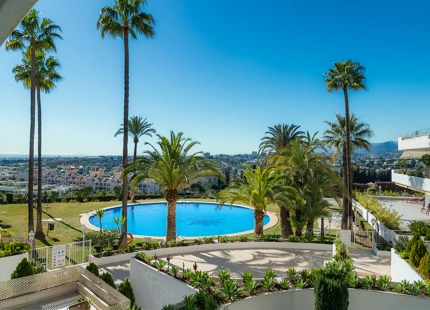 APARTAMENTO RENOVADO CON VISTAS PANORÁMICAS AL MAR EN LA MILLA DE ORO DE MARBELLA