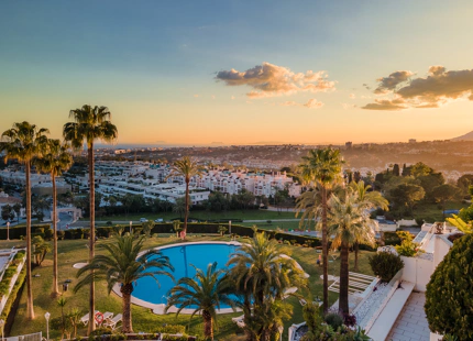 APARTAMENTO RENOVADO CON VISTAS PANORÁMICAS AL MAR EN LA MILLA DE ORO DE MARBELLA