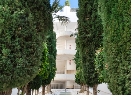 APARTAMENTO RENOVADO CON VISTAS PANORÁMICAS AL MAR EN LA MILLA DE ORO DE MARBELLA