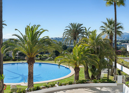 APARTAMENTO RENOVADO CON VISTAS PANORÁMICAS AL MAR EN LA MILLA DE ORO DE MARBELLA