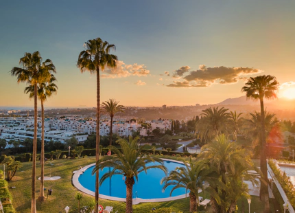 APARTAMENTO RENOVADO CON VISTAS PANORÁMICAS AL MAR EN LA MILLA DE ORO DE MARBELLA