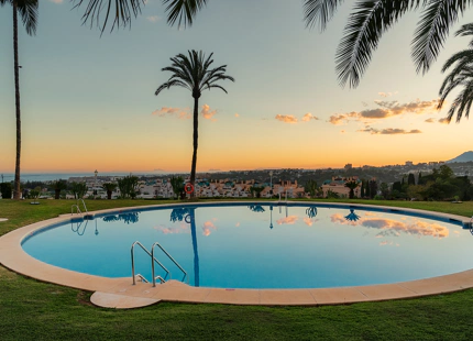 APARTAMENTO RENOVADO CON VISTAS PANORÁMICAS AL MAR EN LA MILLA DE ORO DE MARBELLA