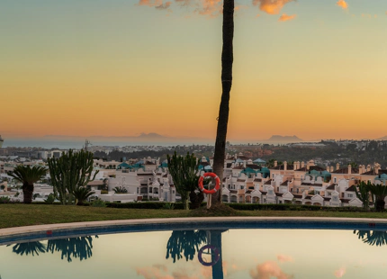 APARTAMENTO RENOVADO CON VISTAS PANORÁMICAS AL MAR EN LA MILLA DE ORO DE MARBELLA