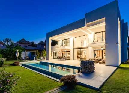 OBRA MAESTRA ARQUITECTÓNICA CON VISTAS PANORÁMICAS AL MAR EN CASCADA DE CAMOJÁN