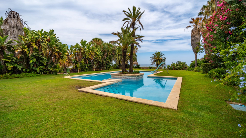 Villa for sale in Estepona West