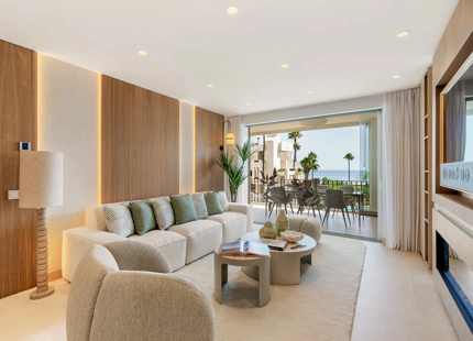 FULLY RENOVATED APARTMENT WITH PANORAMIC VIEWS AND CONTEMPORARY DESIGN