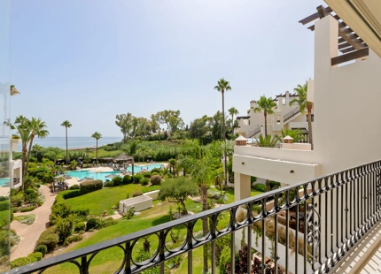 FULLY RENOVATED APARTMENT WITH PANORAMIC VIEWS AND CONTEMPORARY DESIGN