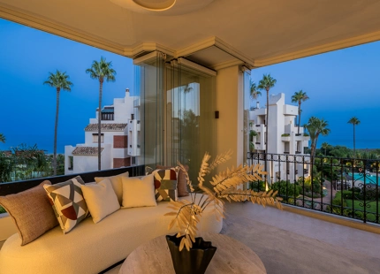FULLY RENOVATED APARTMENT WITH PANORAMIC VIEWS AND CONTEMPORARY DESIGN