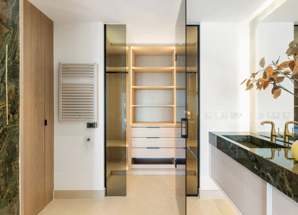 FULLY RENOVATED APARTMENT WITH PANORAMIC VIEWS AND CONTEMPORARY DESIGN