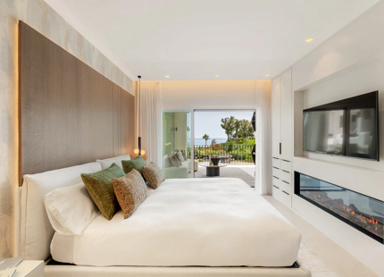 FULLY RENOVATED APARTMENT WITH PANORAMIC VIEWS AND CONTEMPORARY DESIGN