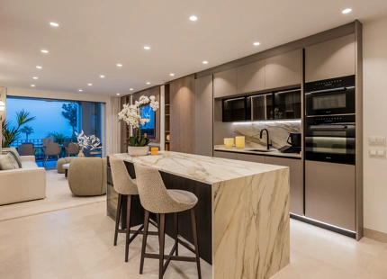 FULLY RENOVATED APARTMENT WITH PANORAMIC VIEWS AND CONTEMPORARY DESIGN