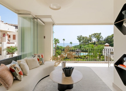 FULLY RENOVATED APARTMENT WITH PANORAMIC VIEWS AND CONTEMPORARY DESIGN