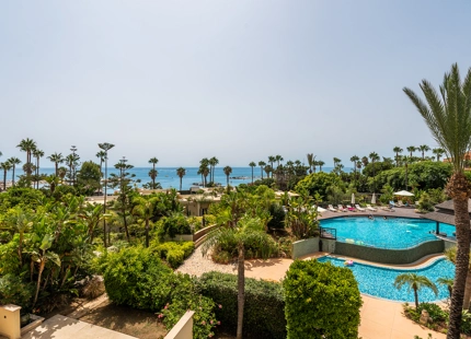 LUXURIOUS BEACHFRONT APARTMENT WITH PANORAMIC VIEWS IN LAGUNA DE BANÚS