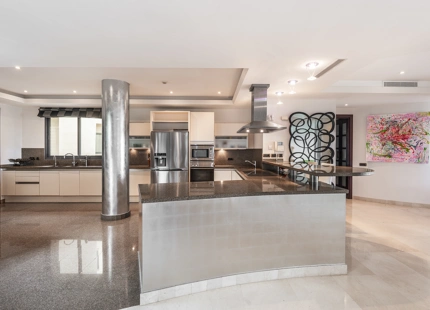 LUXURIOUS BEACHFRONT APARTMENT WITH PANORAMIC VIEWS IN LAGUNA DE BANÚS