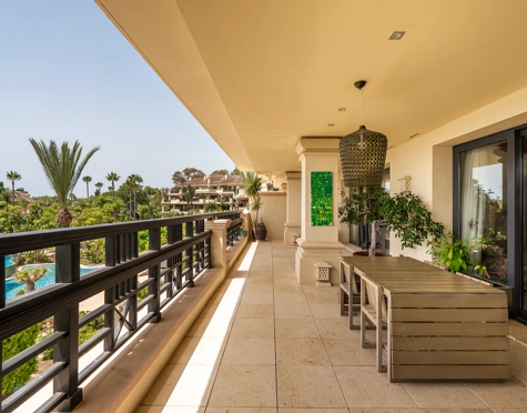 LUXURIOUS BEACHFRONT APARTMENT WITH PANORAMIC VIEWS IN LAGUNA DE BANÚS