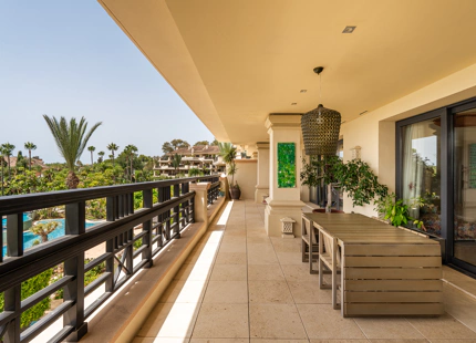 LUXURIOUS BEACHFRONT APARTMENT WITH PANORAMIC VIEWS IN LAGUNA DE BANÚS