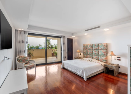 LUXURIOUS BEACHFRONT APARTMENT WITH PANORAMIC VIEWS IN LAGUNA DE BANÚS